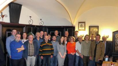 Bild: bsc
2019 wurde im Naturpark Steinwald viel geleistet. Ohne die ehrenamtliche Mithilfe wäre die Arbeit nicht zu bewältigen gewesen. Vorsitzender Eberhard Freiherr von Gemmingen-Hornberg (Zweiter von rechts) und Geschäftsführer Ernst Tippmann (Fünfter von links) dankten den Referenten, Rangern, freiwilligen Helfern und Hobbyfotografen für ihre breite Unterstützung.