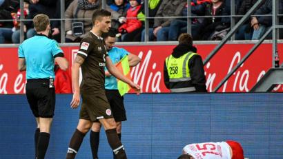 Bild: Armin Weigel/dpa
Abmarsch nach Gelb-Rot: Philipp Ziereis (Zweiter von links) verlässt den Platz, am Boden liegt Marco Grüttner, mit dem sich der Schwarzhofener vom FC St. Pauli einen Zweikampf geliefert hatte. Die Hamburger verloren 0:1.