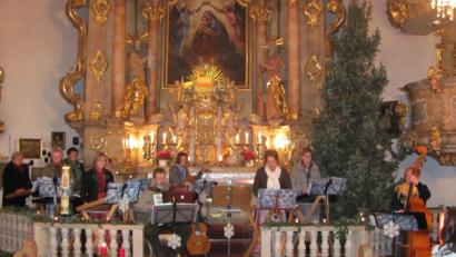 Bild: sei
Die OWV-Hackbrettgruppe unter Leitung von Cornelia Gurdan lässt die überaus zahlreichen Zuhörer den "Zauber des Advents" spüren .