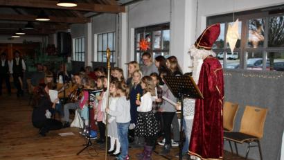 Bild: bjp
Krippenspiel, Lieder und Gedichte: Dafür und für viele freudespendende Auftritte erhält die Trabitzer Trachtenjugend auch vom Nikolaus ein dickes Lob.