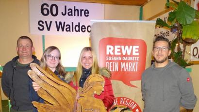 Bild: hl
Ein großer Erfolg war der Christbaumverkauf auf dem Sportgelände, den erneut der Förderverein SV Waldeck 1958 organisiert hatte. Bei sehr kalter Witterung nahmen viele Besucher den angebotenen Glühwein und Punsch gerne an.