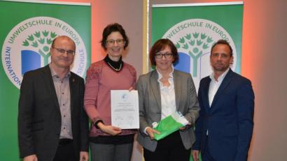 Bild: StMUV/exb
Die Dr.-Johanna-Decker-Schulen sind Umweltschule in Europa. Im Bild (von links): Norbert Schäffer (Vorsitzender Landesbund für Vogelschutz), Fachoberlehrerin Beate Binder (DJDR), Gabriele Tröster (Mitglied im DJD-Schulleitungs-Team) sowie Umweltminister Thorsten Glauber.
