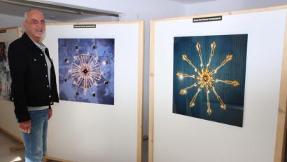 Bild: Thomas Dobler 
Organisator Peter Hillmann vor Werken der Künstlerin Miriam Ferstl in der Kurzzeitgalerie "KunstZeitRaum" an der Neubäckergasse. Sie macht am Freitag, 13. Dezember, zum letzten Mal in diesem Jahr für einige Stunden auf.