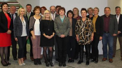 Bild: AOK Viehauser/exb
Ehrung für langjährige Mitarbeiter: AOK-Direktorin Christa Siegler (links), der Vorsitzende des Beirats, Helmut Fiedler (Zweiter von links), der Vorsitzende des Direktions-Beirates, Thomas Eichenseher (rechts) sowie Personalrat Hans Hartinger (Zweiter von rechts) freuen sich mit den Jubilaren.