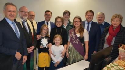 Bild: jr
Zahlreiche Glückwünsche gab es für die Eröffnung der neuen Niederlassung der Anwalts- und Steuerkanzlei Bäumler, Bäumler & Partner. Im Bild (von links) Bürgermeister Roland Grillmeier, Pfarrer Martin Schlenk, Stadtpfarrer Anton Witt, Thomas Bäumler mit Ehefrau Marion und den Töchtern Luisa und Charlotte, Daniela Kotzbauer, „Weißbier-Resi“ Martina Bleistein, Zweiter Bürgermeister Stefan Grillmeier und die Vermieter Hans und Gabi Grillmeier.