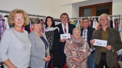 Bild: rha
Die Spitalstiftung Vilseck und die Amberger Tafel erhalten aus dem Erlös der Kleiderkammer jeweils 500 Euro für Bedürftige (von links): Gudrun Quarder, Gisela Rippl, Nicole Kredler und Leni Gebhardt, Mitarbeiterinnen der Kleiderkammer, (hinten) Bürgermeister Hans-Martin Schertl, Kleiderkammer-Leiter Erich Gebhardt und Tafel-Vorsitzender Bernhard Saurenbach.