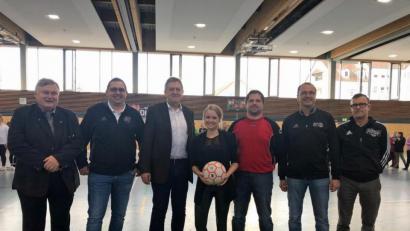 Bild: exb
Manfred Porsch (TSV Kirchenlaibach-Speichersdorf), Ulrich Bertelshofer (SV Seybothenreuth, von links), Tobias Lerner (SV Seybothenreuth), Christian Müller (TSV Kirchenlaibach-Speichersdorf), Stephan Veigl (ASV Haidenaab-Göppmannsbühl), Jana-Lisa Kirsch (Regionalmanagement/Fairtrade-Beauftragte) und Landrat Hermann Hübner (von rechts) freuten sich über das gelungene Turnier.