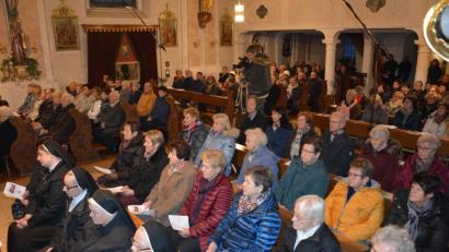 Bild: jr
Voll besetzt präsentierte sich am Sonntagnachmittag die Konnersreuther Pfarrkirche.