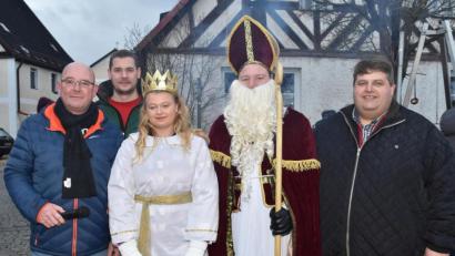 Bild: no
Über den guten Besuch bei der Dorfweihnacht freuen sich (von links) die Hauptorganisatoren Thomas Dirler und Mathias Dürgner, Christkind Lea Bleisteiner, Nikolaus Henner Wasmuth und Bürgermeister Dieter Dehling.