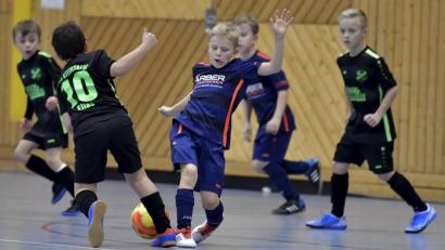 Bild: Hubert Ziegler
Drei Tage, sieben Turniere, 59 Teams: Auch in diesem Jahr hat der SV Raigering die Hallensaison für die Juniorenfußballer eröffnet. Mit dabei waren auch Nachwuchsmannschaften von Profi-Vereinen.
