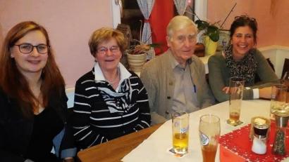 Bild: ld
Bei der Abschlusssitzung geben auch die Beauftragten der einzelnen Bereiche ihre Berichte ab. Die Einladung zum gemeinsamen Essen gehört selbstverständlich dazu. Von links: Jugendbeauftragte Maria König, Seniorenbeauftragte Waltraud Sticht, Bürgermeister Ludwig König und Familienbeauftragte Michaela Schmidt in der Dorfschänke in Fuhrmannsreuth.