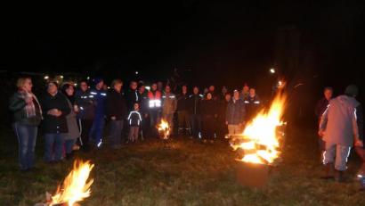 Bild: rn
Mehrere kleine Mahnfeuer erhellen neben der B 470 die Dunkelheit.