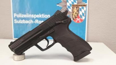 Bild: Polizei
Diese Nachbildung einer Pistole der Marke Heckler und Koch sieht täuschend echt aus. Mit ihr können aber nur Softair-Kügelchen verschossen werden.