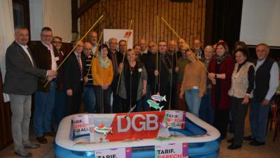 Bild: jr
Delegierte aus der Oberpfalz trafen sich zu einer zweitägigen DGB-Klausurtagung in Konnersreuth. Regionssekretär Peter Hofmann, DGB-Kreisvorsitzender Klaus Schuster, der Konnersreuther Bürgermeister Max Bindl, sowie der Oberpfälzer DGB-Geschäftsführer Christian Dietl (Mitte) hatten dabei viele aktuelle Themen an der Angel.