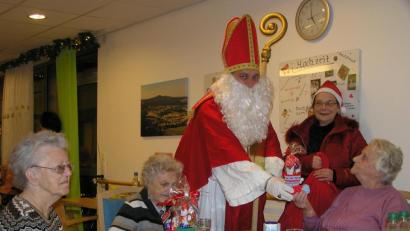 Bild: öt
Der heilige Nikolaus besuchte die Senioren in der Einrichtung und übergab ihnen kleine Geschenke.