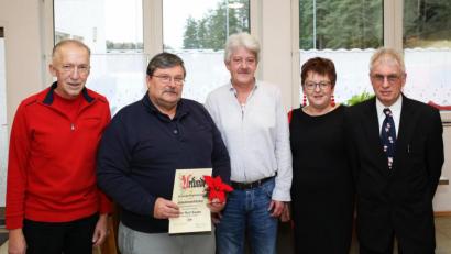 Bild: JOCHEN NEUMANN 
ERBENDORF
SPD-Stadtrat Klaus Gredinger, die ausgezeichneten Mitglieder Kurst Sieder und Edgar Forster sowie AWO-Ortsvorsitzende Brigitte Scharf und AWO-Kreisvorsitzender Edwin Ulrich (von links) freuen sich über ihre fruchtbare Zusammenarbeit. .