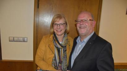 Bild: amö
BLLV-Kreisvorsitzende Ortrud Sperl bedankte sich bei Sozialreferent Arthur Schriml.