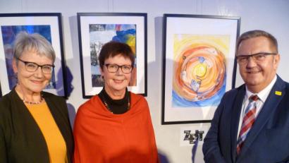 Bild: usc
Die bekannte und erfolgreiche Amberger Künstlerin Gerti Räß (Mitte) freute sich über die Würdigung ihrer Arbeit durch Bürgermeister Martin Preuß (rechts) und über die kleinen Geschichte aus dem Nähkästchen der Familie, die ihre Schwester Gabriele Vielsmaier (links) bei der Vernissage im ACC vortrug.