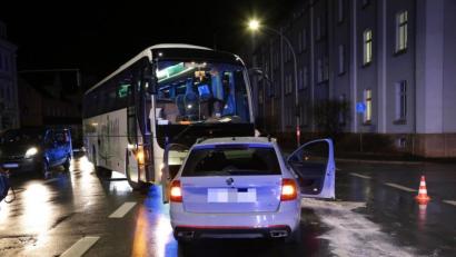 Bild: dmra
An der Kreuzung vor der OTH in Amberg ist der Bus aus Italien gegen ein Auto gestoßen.