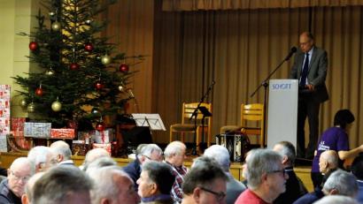 Bild: Schott AG/exb
Standortleiter Stefan Rosner (am Rednerpult) gibt tiefe Einblicke in die aktuelle Entwicklung von Schott.