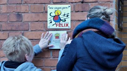 Bild: wbe
Das Gütesiegel Buchkindergarten wird angebracht.