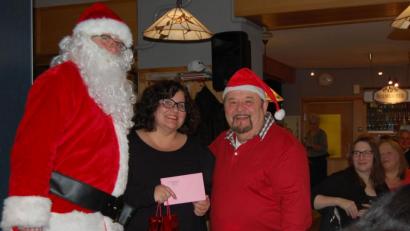 Bild: az
Star des Abends ist Opernsängerin Catherine Winter. Hier mit Santa Claus James (links) und seinem Kollegen Norbert Fiedler.