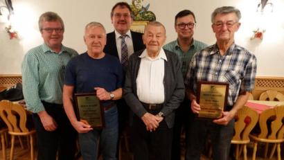 Bild: ct
Mit dem Vereinsehrenzeichen in Silber wurden Franz Josef Ramisch (vorne links) und in Bronze Georg Kraus (vorne rechts) ausgezeichnet; dazwischen Ehrenvorsitzender Michael Gradl sowie (hinten von links) Zweiter Vorsitzender Ewald Vater, Bürgermeister Hans-Martin Schertl und Vorsitzender Stefan Weiß.