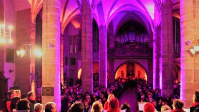 Bild: stg
Die Illumination in der Stadtpfarrkirche verstärkte die Wirkung der Lieder des Kemnather Gospelchores „Just for Joy“ zum Abschluss des Candlelight Shopping.