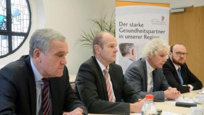 Bild: Gabi Schönberger
Betretene Gesichter: Bei einer Pressekonferenz erklärt der Vorstand der Kliniken Nordoberpfalz AG, Josef Götz (Zweiter von links), dass er sein Amt zur Verfügung stellt. Oberbürgermeister Kurt Seggewiß (von links) sowie die Landräte Wolfgang Lippert und Andreas Meier nehmen's zur Kenntnis.In einer Aufsichtsratssitzung am nächsten Dienstag wird Götz entlassen und ein neuer Interimsvorstand eingesetzt. So ist der Plan.
