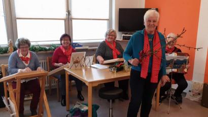 Bild: u
Die Leiterin der Klangbrettgruppe Hildegard Kohl (stehend) hatte Barbarazweige mitgebracht. Sie schilderte die Barbara-Legende und erinnerte daran, dass Barbara zusammen mit Margarete und Katharina zu den „drei heiligen Madln“ zählt - eine Tatsache, die einigen der Senioren sehr wohl bekannt war. Für musikalische Abwechslung sorgten die Klangbrett-Damen mit bekannten Advents- und Weihnachtsliedern.