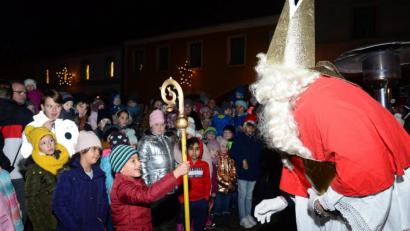 Bild: bey
Natürlich braucht Bischof Nikolaus für das Halten seines Bischofsstabes eine Unterstützung.