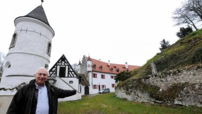 Bild: Stephan Huber
Stolz zeigt der Amberger Rechtsanwalt Konrad Wilfurth sein topsaniertes Schloss Neidstein. Er erwarb es 2009 von Hollywood-Schauspieler Nicolas Cage, dessen Schlossverwalter der Advokat damals gut drei Jahre lang war.