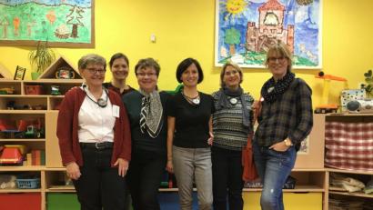 Bild: ads
Eine spannende Exkursion in den tschechischen Kindergarten von Pocínovice erlebten die Erzieherin Monika Widmann (links) und Birgit Kumeth (rechts), hier mit (dazwischen, von links) der pädagogischen Mitarbeiterin von Tandem Regensburg, Natalie Käser, Tandem-Sprachanimateurin Marie Sokolová, der leitenden Pädagogin des Kindergartens von Pocínovice, Jana Rynešová, und Erzieherin Julia Beutner aus Erding.