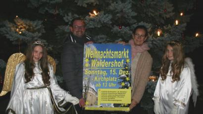 Bild: fpoz
Bürgermeisterin Friederike Sonnemann und Stadtrat Jürgen Ranft sowie die Engel Lena und Theresa hoffen am Sonntag auf gutes Wetter, damit der Waldershofer Weihnachtsmarkt zu einem Erfolg wird.