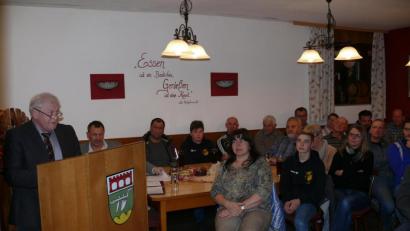 Bild: ga
Souverän gab Bürgermeister Johann Wilhelm in der gut besuchten Bürgerversammlung seinen Bericht.