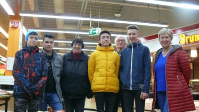 Bild: lhc
Freuen sich über 85 volle Kisten und Geldspenden: Die Realschüler Philipp Kessler und Maxi Weiß, Irmgard Buschhausen von der Amberger Tafel, Schüler Michael Bär, Tafel-Vorsitzender Bernhard Saurenbach, Schüler Erik Hiller sowie Lehrerin Ulrike Glück.