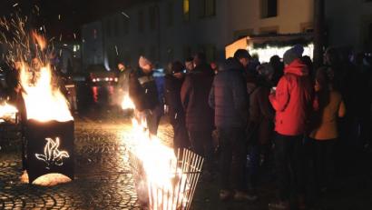 Bild: do
Beisammensein in romantischer Atmosphäre: Für das Christbaumanzünden bestücken die Festdamen der Feuerwehr den Festplatz zwischen Klosterkirche und Klostergasthof mit Feuerkörben.