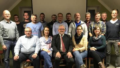 Bild: eig
Rudolf Schopper (vorn, Mitte) zieht mit einer 21-köpfigen CWG-Mannschaft aus allen Ortsteilen der Gemeinde in den Kommunalwahlkampf.