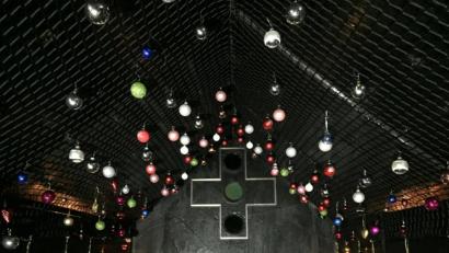 Bild: Wilhelm Koch
Die ersten Kugeln hängen schon von der Decke der Asphaltkapelle. Aber es wäre auch noch Platz für mehr. Wer Christbaumkugeln übrig hat, kann helfen, die Lücken zu schließen.