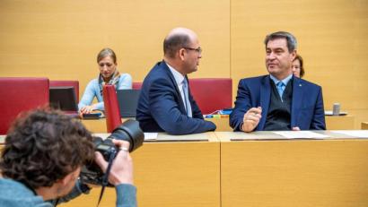 Bild: Lino Mirgeler/dpa
Markus Söder (CSU, rechts), Ministerpräsident von Bayern, spricht während der Sitzung des Bayerischen Landtags mit Albert Füracker (CSU), dem bayerischen Finanzminister.