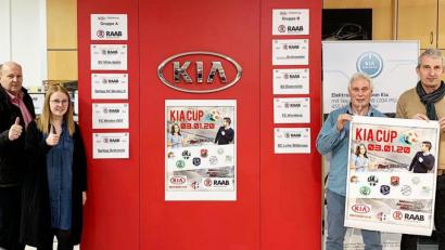 Bild: lst
Die Gruppeneinteilung des Kia-Hallencups, der am 3. Januar ab 17 Uhr in der Weidener Mehrzweckhalle über die Bühne gehen wird, steht: Raab-Geschäftsführer Thomas Binner (von links), Losfee Isabella Bittner, FC-Ost-Vorsitzender Franz Bäumler und sein Stellvertreter Marcus Meier.