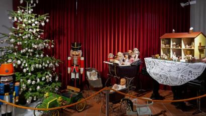 Bild: tr
Liebevoll dekoriert ist die Ausstellung im Alois-Hörmann-Saal.Die Präsentation befasst sich in der Hauptsache mit den Dingen, die Kinderaugen in früherer Zeit zum Leuchten brachten.