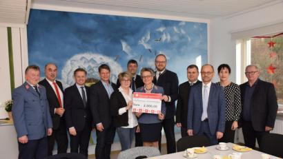 Bild: fz
Leiterin Elke Lauterbach und Baronin Adelheid von Gemmingen stellen heraus, dass der ambulanten Hospizdienst von Spenden lebt. Politische Mandatsträger und Bürgermeister informieren sich in der Einrichtung.