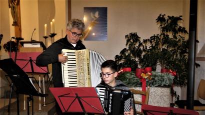 Bild: ubb
Kurt Weiß (links) und Simeon Franz spielten die Weihnachtsklassiker.