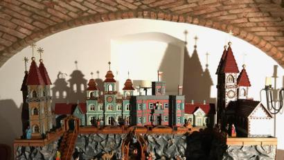 Bild: cr
Die Schwind-Krippe ist das Prachtstück der Ausstellung im Altenstädter Museum. Werner Spiesmacher hat sie in den vergangenen Wochen ausgebessert und zur Freude des Ehepaars Schwind auf Hochglanz gebracht.