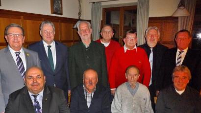 Bild: exb
Bürgermeister Martin Preuß aus Amberg sowie Landrat Richard Reisinger gratulierten den Schiedsrichter-Jubilaren Wolfgang Dandorfer, Roland Karpa, Wladislaw Derbin, Bezirksschiedsrichter-Obmann Andreas Allacher, Kreisschiedsrichter-Obmann Willi Hirsch (stehend von links) sowie Thomas Gebele, Josef Schmid, Hubert Krautwurst und Gernot Stark (sitzend von links).
