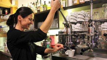 Bild: Dagmar Williamson
Kaffee-Fee, Expertin, Liebhaberin, Barista: Bianca Egerer aus Kümmersbruck, die eine mobile Kaffeebar betreibt, erklärt, was die Crema über den Espresso aussagt und wie 20 Milliliter purer schwarzer Genuss perfekt gelingen.