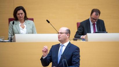 Bild: Lino Mirgeler/dpa
Albert Füracker, Bayerischer Finanzminister, spricht während der Sitzung des Bayerischen Landtags.