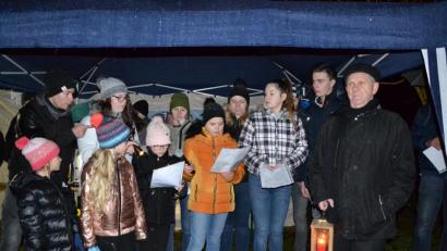 Bild: gi
Ministranten und die Landjugend Tröbes haben zur Öffnung des zweiten Adventfensters nach Waltenrieth bei Tröbes eingeladen. Es stand unter dem Thema „Zeichen des Friedens“.