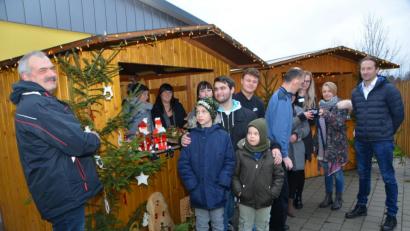 Bild: dob
Am Verkaufsstand im Außenbereich des Pflegeheims Dr. Loew in Vohenstrauß lassen sich die Besucher heißen Glühwein munden. Zudem gibt es kreative Dekorationen zu kaufen.